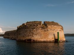 La fortezza di San Niccolò sul Mare Adriatico, all'ingresso del canale che conduce nel golfo di Sibenik, in Croazia.