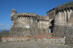 La fortezza di Sarzanello si tova vicino a Sarzana in Liguria. Spesso ospita eventi culturali come mostre e esposizioni artistiche.
