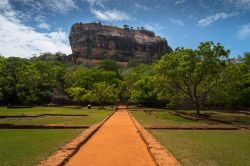 La fortezza di Sigiriya sulla Lion Rock, una grande roccia di quasi 200 metri d'altezza nella pianura della Central Province (Sri Lanka), nei pressi della cittadina di Dambulla.