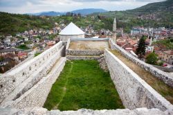 La fortezza di Travnik, Bosnia e Erzegovina. Le fonti storiche fanno risalire la sua costruzione tra il XIV° e il XV° secolo; nel corso della sua storia, fu utilizzata dalle truppe di ...