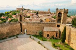 La fortezza e il borgo di Montalcino in Toscana, famosa per la sua produzione del vino Brunello - © Don Mammoser / Shutterstock