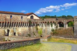 La fortezza Firmafede sulle colline di Sarzana, La Spezia, Liguria. Venne edificata inizialmente nel 1249 con la cinta muraria della città grazie all'aiuto dei pisani alleati. Nel ...