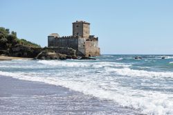 La fortezza medievale di Astura, cittadina nei pressi di Nettuno, Lazio. Questa torre costiera fortificata sorge su un'isoletta nel territorio del Comune di Nettuno. E' stata location ...