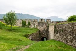 La fortezza medievale di Jajce con le lunga mura difensive e la cittadella, Bosnia e Erzegovina.

