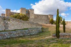 La fortezza spagnola di Trujillo: domina la città dalla parte più elevata della collina cittadina, nota anche come "cabeza de Zorro".

