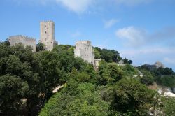 La fortezza turrita di Erice, borgo abbarbicato sulle alture della Sicilia.
