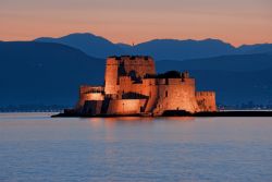 La fortezza veneziana di Bourtzi si trova nella baia di Nauplia (Nauflio) in Grecia, penisola del Peloponneso