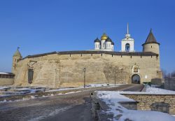 La fortificazione medievale con la cattedrale della Trinità in inverno a Pskov, Russia. All'interno della chiesa sono custodite le spoglie dei santi principi Vsevolod e Dovmont.



 ...