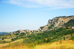 La frazione di Perticara tra le colline della Val Marecchia a Novafeltria