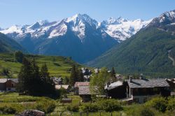 La frazione Gimillan di Cogne, Valle d'Aosta. E' l'ideale punto di partenza per le escursioni nel Vallone di Grauson; da qui partono anche tour guidati con le ciaspole in virtù ...
