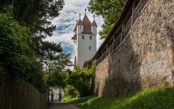 La Funfknopfturm (La Torre dei Cinque Bottoni) nella città bavarese di Kaufbeuren, Germania. Siamo nell'Algovia Orientale sulle rive del fiume Wertach - © Rainer Hesse / Shutterstock.com ...