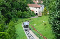 L'impianto funicolare di Mondovì collega la parte bassa con la città alta del borgo del Piemonte, Italia.
