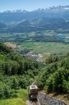 La funicolare di Saint Hilaire du Touvet, Francia. In basso, il villaggio dell'Isère.
