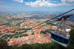 La funivia che collega il villaggio di San Marino a Borgo Maggiore, Repubblica di San Marino. Inaugurata nel 1959, è stata rimodernizzata negli anni Novanta ed è uno dei mezzi ...