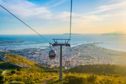 La funivia che sale al borgo di Erice con splendide vedute su Trapani e le isole Egadi in Sicilia