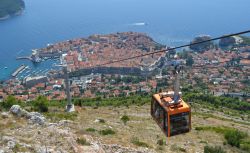 La funivia di Dubrovnik (Croazia) collega la città vecchia con la cima del Monte Srd.

