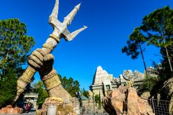 La furia di Poseidone al parco Island of Adventure di Orlando, Florida - Il tridente di Poseidone, dio del mare e dei terremoti della mitologia greca, al parco tematico di Orlando © Hattanas ...