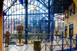 La galleria blu con le arcate di vetro e i negozi a Hillerod, Danimarca - © Stig Alenas / Shutterstock.com