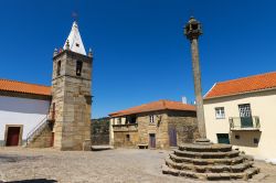 La gogna in pietra nella piazza principale di Castelo Mendo, Portogallo.

