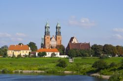 Architettura gotica della cattedrale di Poznan, Polonia - Imponente e maestosa, la cattedrale dei Santi Pietro e Paolo si innalza sull'isola di Ostrow Tumski© Bartosz Turek / Shutterstock.com ...