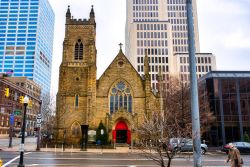 La gotica Trinity Episcopal Church circondata da moderni grattacieli a Columbus, Ohio, USA - © Sharon Wildie / Shutterstock.com