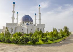 La Grand Mosque di Mary, Ashgabat, Turkmenistan. Costruita fra il 2001 e il 2009, è celebre per i suoi 4 minareti e per la cupola azzurra.
