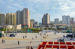 La grande èiazza davanti alla stazione ferroviaria di Xining in CIna - © dinozzaver / Shutterstock.com