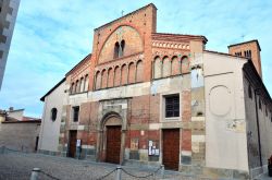 La grande Chiesa di San Pietro a Cherasco vicino a Cuneo in Piemonte