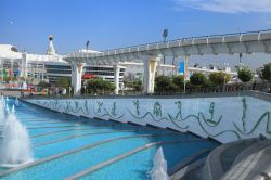 La grande fontana a gradini nel centro sportivo di Ashgabat, Turkmenistan - © velirina / Shutterstock.com