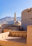 La Grande Moschea con il minareto di Nizwa visti dalla fortezza, Oman. Non accessibile ai non musulmani, si presenta con un esterno molto raffinato. Un tempo era un centro di studi islamici ...