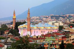 La Grande Moschea di Bursa, nota anche come Ulu Cami, Turchia. Edificata alla fine del XIV° secolo, è un bell'esempio di costruzione precedente alla classica architettura ottomana.
 ...