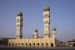 La Grande Moschea di Dakar al tramonto, Senegal. A regalarla al Senegal fu re Hassan II°. Inaugurata nel1964, al suo interno ospita un istituto islamico che funziona anche come centro di ...