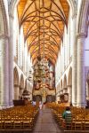 La grande navata centrale della cattedrale di San Bavone a Haarlem, Olanda. Sullo sfondo, l'organo Christiaan Muller con decorazioni in stucco - © HildaWeges Photography / Shutterstock.com ...