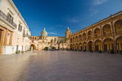 La grande Piazza della Repubblica in centro a Mazara del Vallo in Sicilia