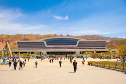 La grande piazza di Xining di fronte alle stazione ferroviaria in città - © Meiqianbao / Shutterstock.com