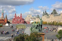 Panorama sulla Piazza Rossa di Mosca, Russia - Piazza principale e simbolo di Mosca, questo spazio urbano è adiacente il muro del Cremlino. Le sue dimensioni (700 metri di lunghezza e ...