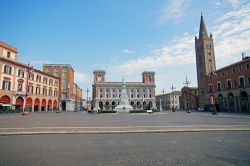 La grande Piazza Saffi si trova in centro ...