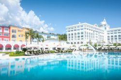 La grande piscina dell'Amara Dolce Vita Luxury Hotel a Tekirova in una giornata estiva (Turchia) - © Smit / Shutterstock.com