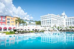 La grande piscina dell'Amara Dolce Vita Luxury Hotel a Tekirova in una giornata estiva (Turchia) - © Smit / Shutterstock.com