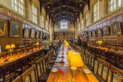 La grande sala della Christ Church dell'Università di Oxford, Inghilterra. Ogni giorno, la comunità accademica si ritrova qui per pranzare - © e X p o s e / Shutterstock.com ...