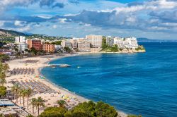 La grande spiagga di Magaluf, isola di Maiorca alle Baleari