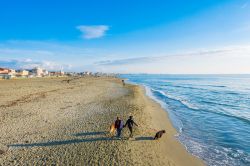 La grande spiaggia a Lido di Camiore in Versilia, costa nord-occidentale della Toscana