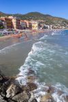 La grande spiaggia di Alassio in Liguria, fotografata durante la stagione estiva, riviera di Ponente. - © KYNA STUDIO / Shutterstock.com