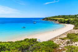 La grande spiaggia di Cargese, sulla costa ovest della Corsica, a settentrione di Ajaccio