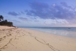 L'alba sulla spiaggia di Diani Beach, Kenya ...