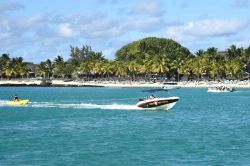Spiaggia di Grand Baie, Mauritius - Una delle spiagge esotiche lambite dalle acque turchesi dell'oceano Indiano a Grand Baie: considerata la Saint Tropez di Mauritius, è il paradiso ...