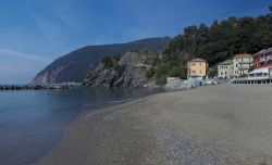 La grande spiaggia di Moneglia sulla riviera ligure di Levante. E' protetta con scogli artificiali che limitano l'erosione delle onde