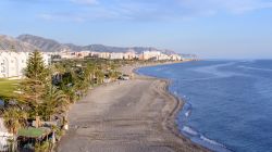 La grande spiaggia di Nerja, Playa El Playazo in Andalusia, Spagna