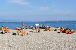La grande spiaggia libera di Padenghe sul Garda ...