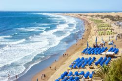La grande spiaggia di Playa del Ingles vicino a Maspalomas, Gran Canaria.